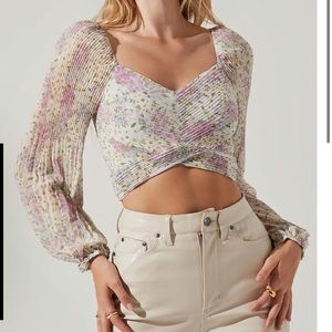 ASTR BONNIE FLORAL PLISSE LONG SLEEVE CROP TOP